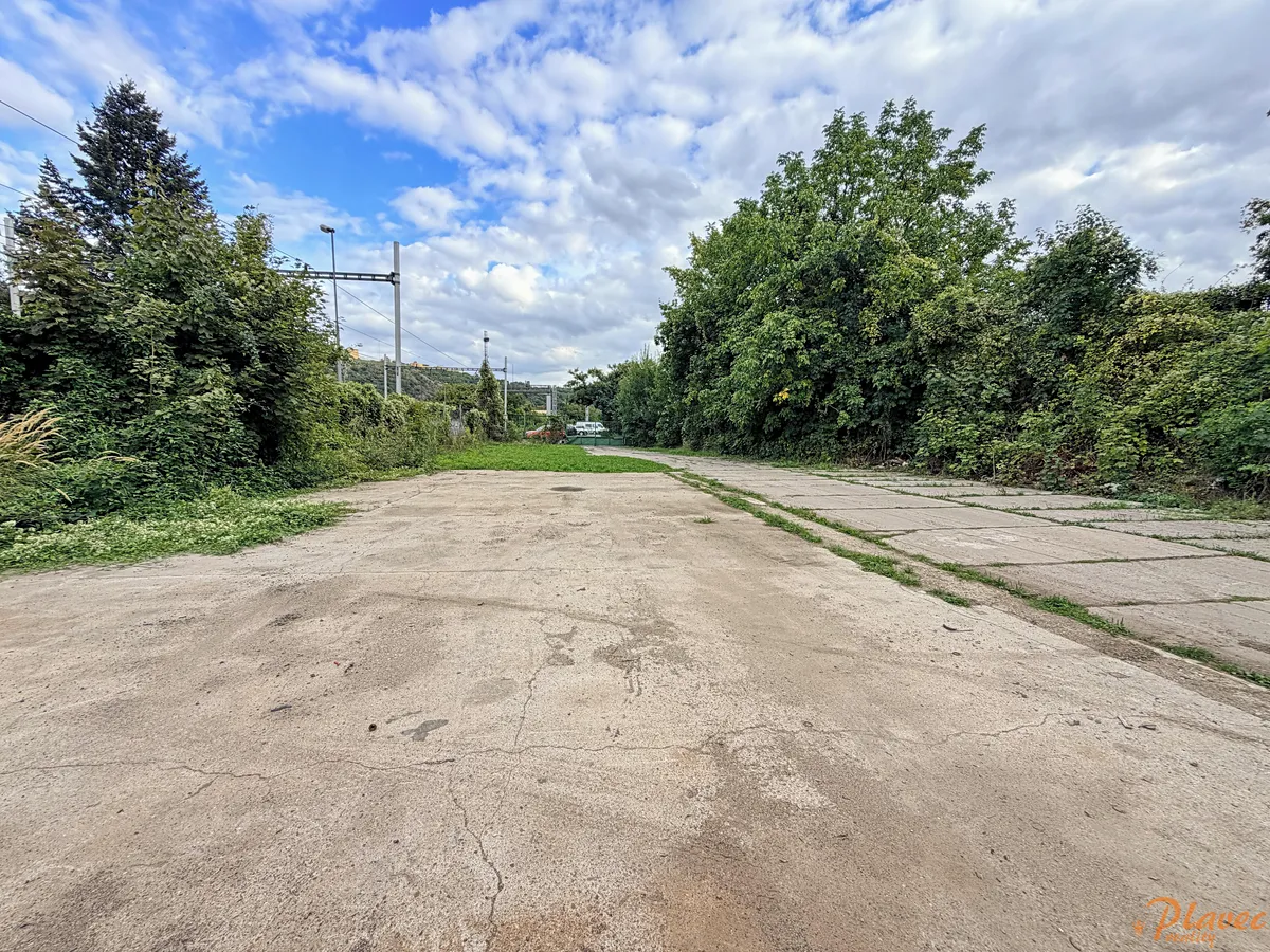 Pronájem garážového stání 30 m²